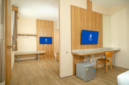 a hospital room with a desk and a table at One Budget Hotel Nan Pha Sing โรงแรม วัน บัดเจท น่าน ผาสิงห์ in Nan