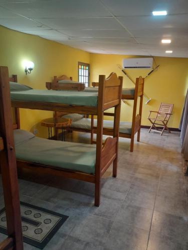 Habitación con 3 literas, mesa y sillas. en El Guerrero Club de Campo, en Colonia Benítez