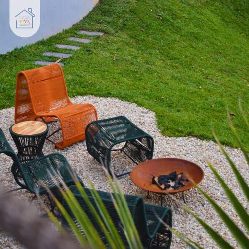 a group of chairs and a table in a yard at Casa Viva Pomerode in Pomerode