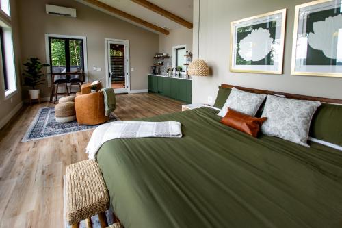 Χώρος καθιστικού στο The Cypress Villa where luxury & nature meet