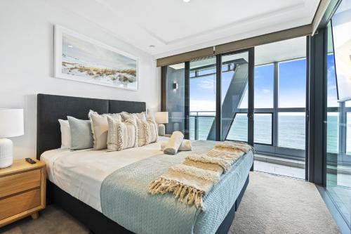 Ένα ή περισσότερα κρεβάτια σε δωμάτιο στο 1 Bedroom Ocean View LUXURY Unit - Q Stay
