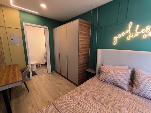 a bedroom with a bed and a sign on the wall at Republica del Salvador Coliving Ecuador XOE in Quito