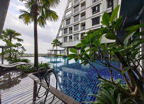 un hôtel avec une piscine à côté d'un bâtiment dans l'établissement 3706 Meridin Sovo Couple Legoland Netflix BySTAY, à Iskandar Puteri