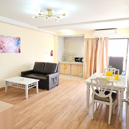 a living room with a table and a couch at Omni Suites 1Bed #702A in Bangkok