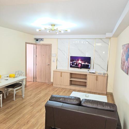 a living room with a couch and a flat screen tv at Omni Suites 1Bed #702A in Bangkok