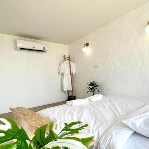 Un pat sau paturi într-o cameră la เบียทรีซ รีสอร์ท เขาค้อ Beatrice Resort Khaokho