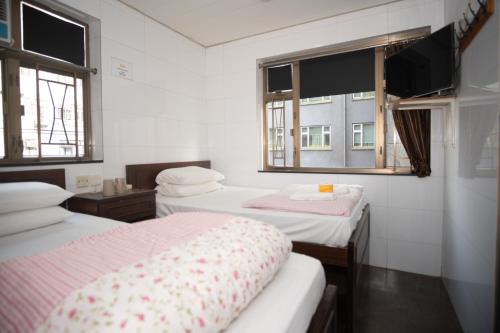 Rúm í herbergi á Hollywood guesthouse