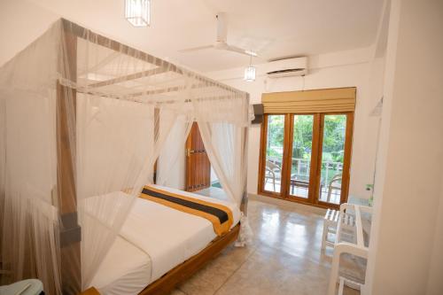Postel nebo postele na pokoji v ubytování French Garden Kandy