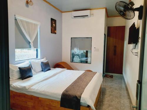 a bedroom with a large bed with a window at Huong Viet Hotel in Bản Cốc Lúa (2)
