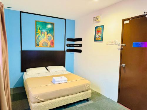 a small room with a bed in a room at Shangg INN in Ipoh