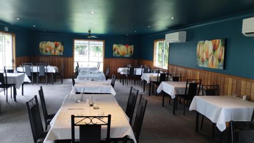 Un restaurante u otro lugar para comer en Tully Motel