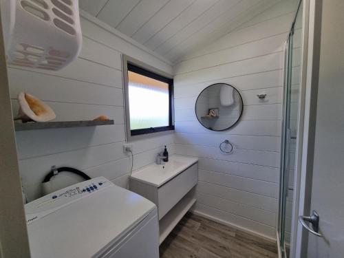 Ένα μπάνιο στο Relax at Pauanui - Pauanui Holiday Home