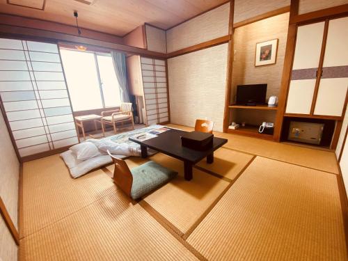 an overhead view of a living room with a table at 大島温泉ホテル in Oshima