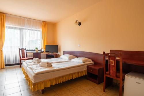 a bedroom with a large bed in a room at Dwór Jur-Gast in Wisła