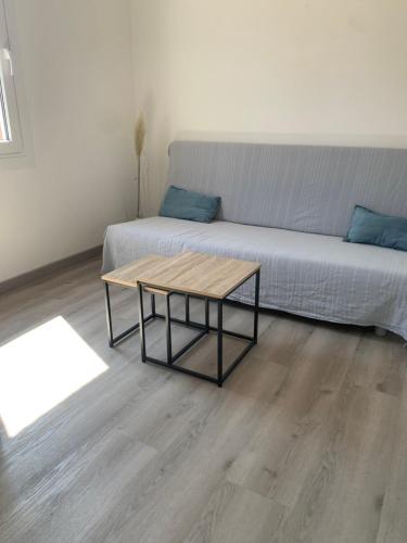 un salon avec un canapé et une table basse dans l'établissement Maison de pécheur, à Saint-Elme