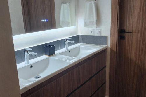 Ένα μπάνιο στο Luxury Condo in Downtown Hivernage Neighborhood