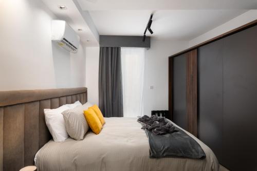 Ένα ή περισσότερα κρεβάτια σε δωμάτιο στο Modern 1BR Apartments Close to Manoel Island Saint Julians & Tigne Shopping Mall