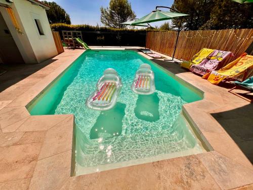 Villa entière au calme avec piscine partagée et jardin