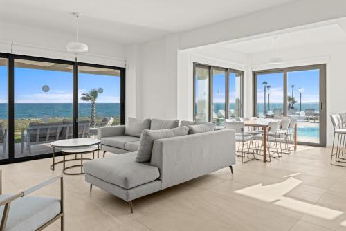 Ruang duduk di Serenity Waves Villa 1