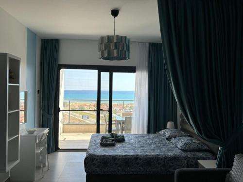 KalecikAzure Seaview Studio in Priscilla, Caesar Blue Resort & Spa, Gastria, Kalechik, Bogaz的一间带床和大窗户的卧室
