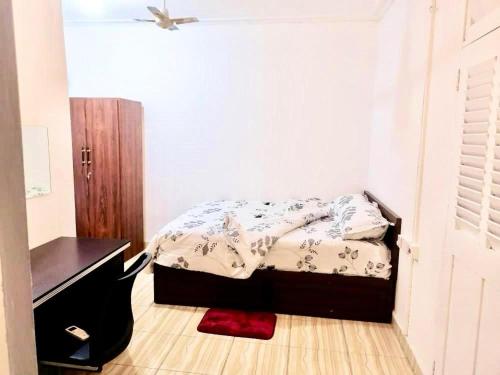 Un pat sau paturi într-o cameră la 1 Bed House Private Compound with Off Road Parking