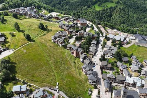 an aerial view of a small town with houses at Le Neiger - Appartement Emeraude in Saint-Martin-de-Belleville