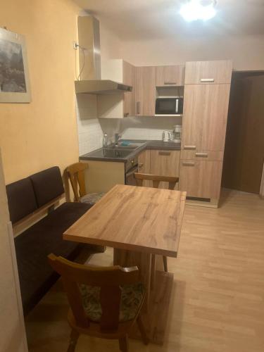 Η κουζίνα ή μικρή κουζίνα στο Gasthof mit Seeterasse & Appartements Zur Landeroith