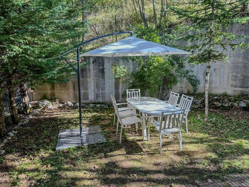 a table and chairs under an umbrella in a yard at CasaLiri in Cappadocia