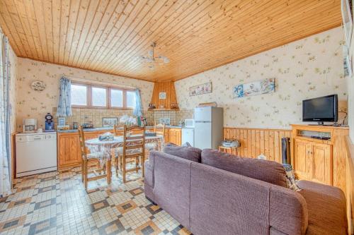 un salon avec un canapé et une cuisine dans l'établissement Villa Chouchou Côte Atlantique n2, à Soulac-sur-Mer