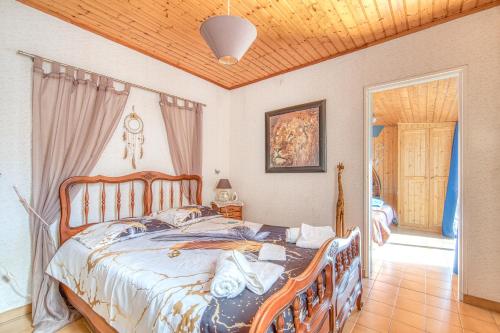 une chambre avec un lit et un plafond en bois dans l'établissement Villa Chouchou Côte Atlantique n2, à Soulac-sur-Mer