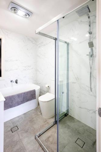 Ένα μπάνιο στο Bardia near Train & Shopping with central AC&WiFi