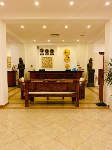 a room with a bench and two statues in it at Elisir SPA & Hotel at Sheikh coast in Sharm El Sheikh