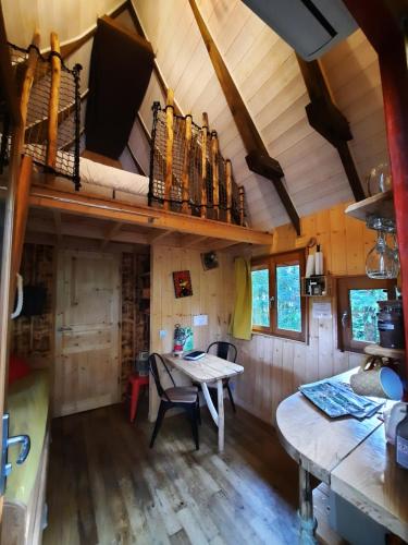 a kitchen and dining area of a tiny house at Nid'en'Ô cabanes et spa Lot et Dordogne in Lamothe-Fénelon