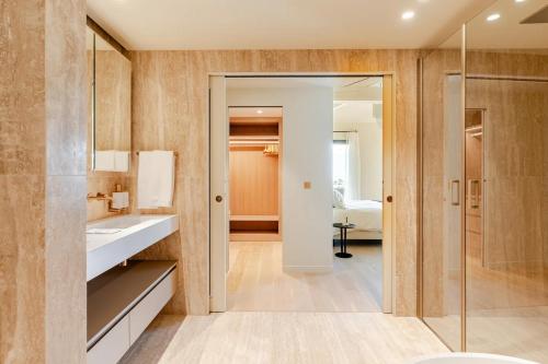 une salle de bain avec une douche, un lavabo et un miroir dans l'établissement Villa Aurora, à Saint-Jean-Cap-Ferrat