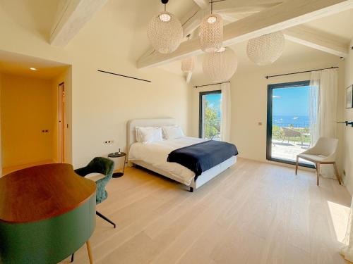 une chambre avec un lit, un bureau et une fenêtre dans l'établissement Villa Aurora, à Saint-Jean-Cap-Ferrat