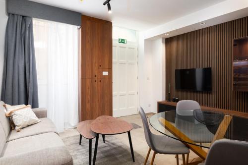 Modern 1BR Maisonette with Back Yard - Close to Manoel Island Saint Julians & Tigne Shopping Mallにあるテレビまたはエンターテインメントセンター