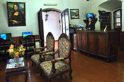 The lobby or reception area at Hostal Sucre