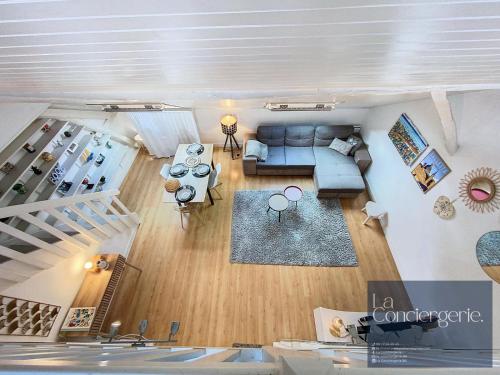 - un salon avec un canapé dans l'établissement Chez Lou-Poitiers Hyper Centre-Proche Parking-LaConciergerie, à Poitiers