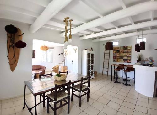 Cuisine ou kitchenette dans l'établissement Superbe mazet en Camargue, jardin, parking, terrasses, climatisation, internet