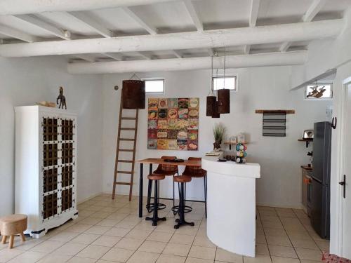 La cuisine est équipée d'un comptoir, d'une table et d'un réfrigérateur. dans l'établissement Superbe mazet en Camargue, jardin, parking, terrasses, climatisation, internet, à Saintes-Maries-de-la-Mer