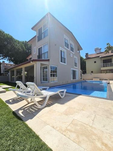 La alberca dentro o cerca de Luxurious Triplex 5-BR Villa w Pool, Beach Access