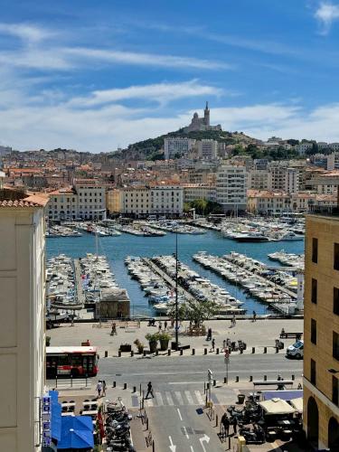 une vue d'un port avec des bateaux dans l'eau dans l'établissement Vue Incroyable & Confort au Vieux Port 4 personnes, à Marseille