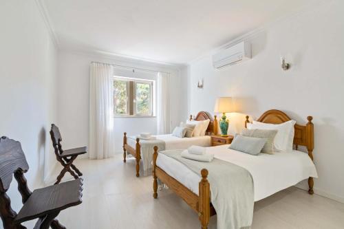 Postel nebo postele na pokoji v ubytování Villa Rosa Estoril Retreat by Portugal Portfolio