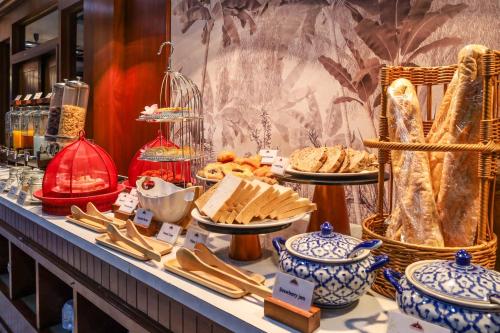 een buffet gevuld met verschillende soorten eten op een tafel bij Tony Resort in Patong Beach