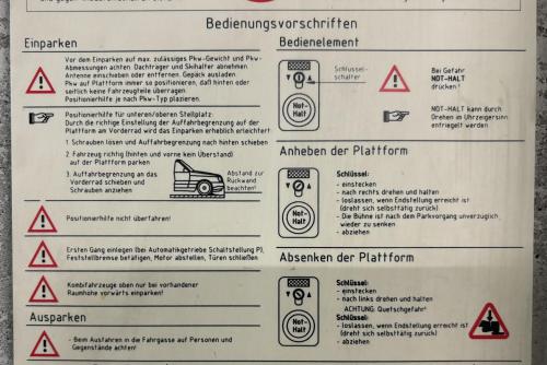 パッサウにあるWohnung Inn - im Zentrum, Küche, Parkplatz, ruhig gelegenの危険標識がいくつかある標識