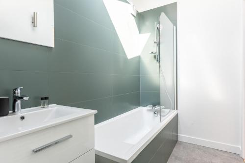 Ένα μπάνιο στο Charming house with garden - Near Paris