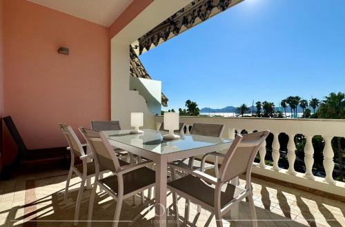 une salle à manger avec une table et des chaises dans l'établissement Appartement lumineux de 120m2 - Palm Beach, à Cannes