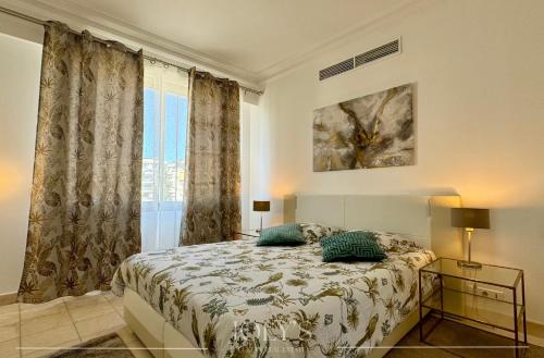 une chambre avec un lit et une grande fenêtre dans l'établissement Appartement lumineux de 120m2 - Palm Beach, à Cannes