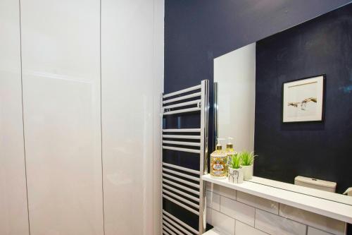 une salle de bains avec un lavabo et un miroir dans l'établissement Homi Host-Apricot House, à Birmingham