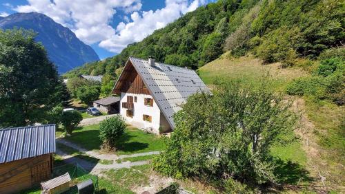 una vista aérea de una casa en las montañas en Oisans Vacances Gîte Vermarine, en Allemont
